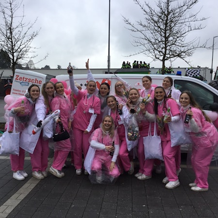 In Pink gekleidete Frauen jubeln in die Kamera.