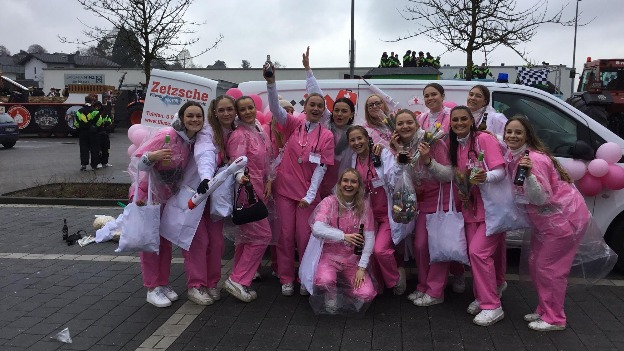 In Pink gekleidete Frauen jubeln in die Kamera.