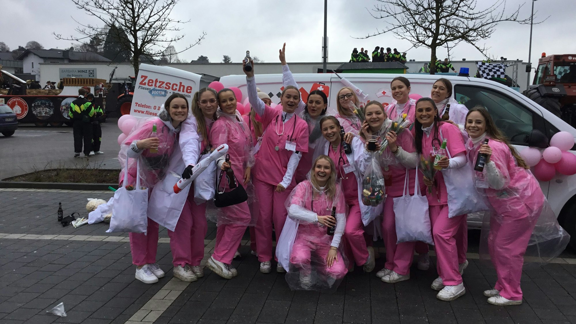 In Pink gekleidete Frauen jubeln in die Kamera.