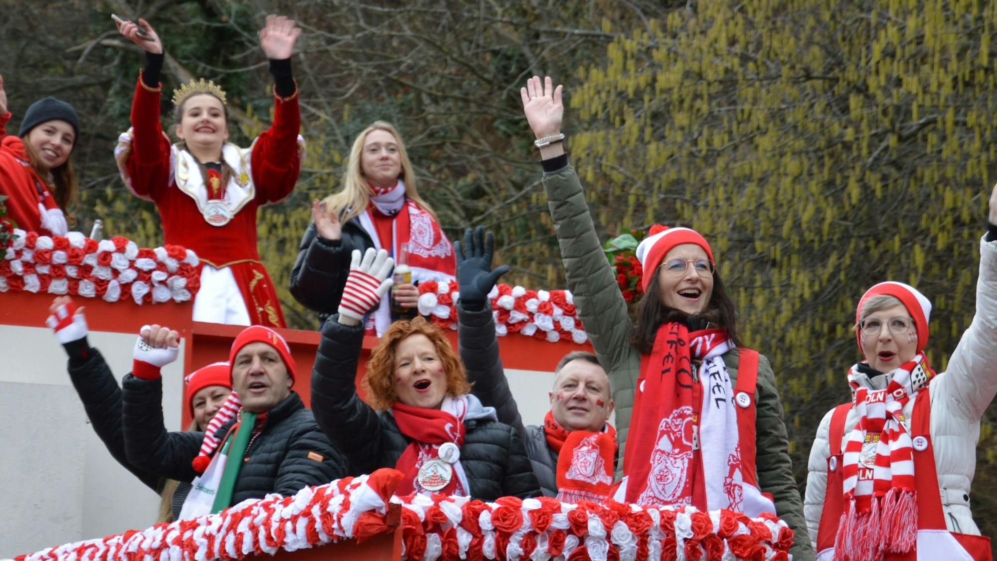 Endlich wieder jeck: Kalls Jugendprinzessin Jule I. (hinten M.) und ihr Hofstaat hatten sichtlich Spaß beim Karnevalszug.