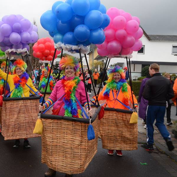 Vor 45 Jahren war der Freundeskreis zum Karin Wagner zum ersten Mal im Rheidter Zug dabei - und immer ein Blickfang: In diesem Jahr als Fesselballons
