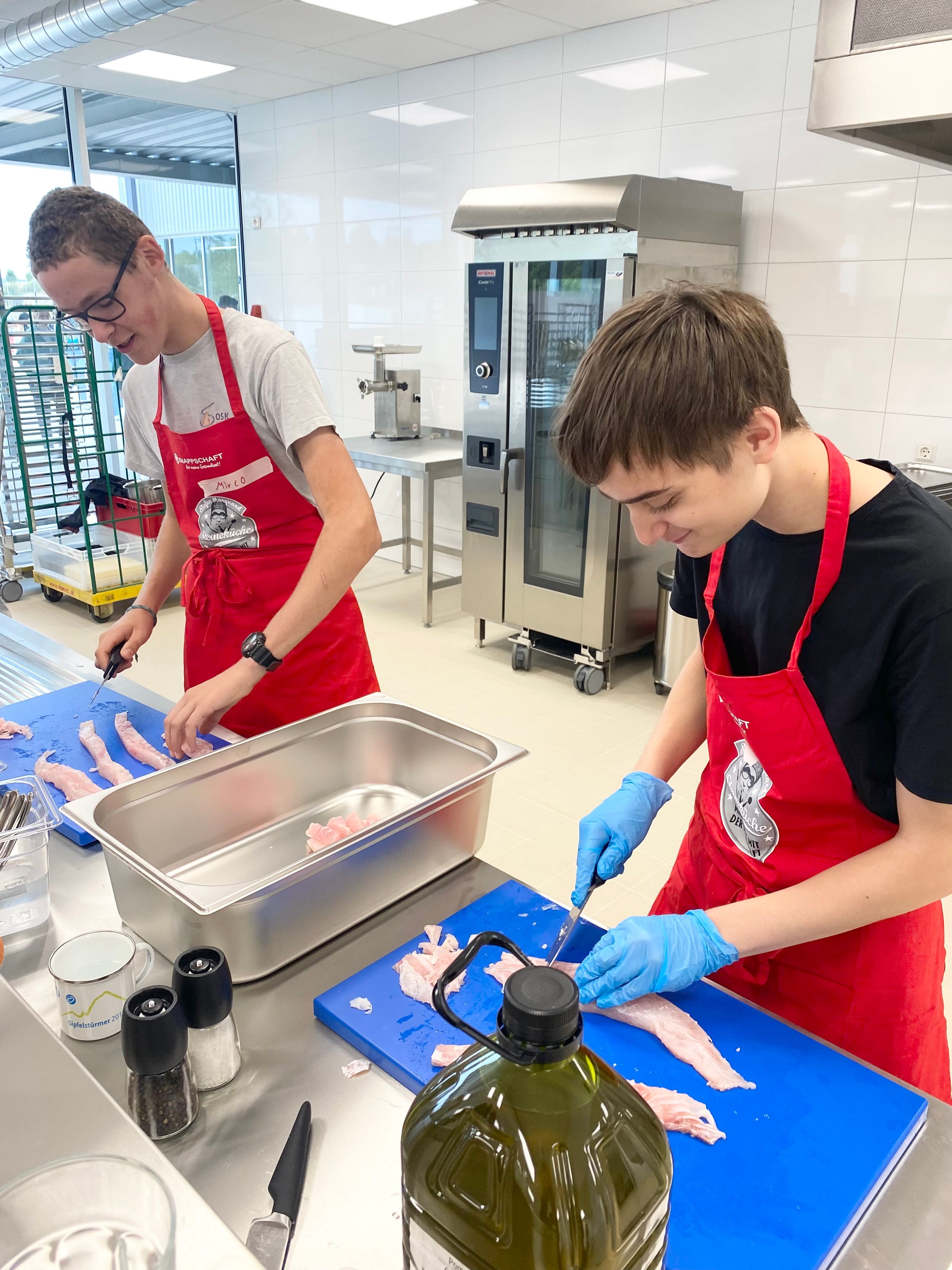 Konzentriert arbeiten Moritz (l.) und Nick in der OSK.