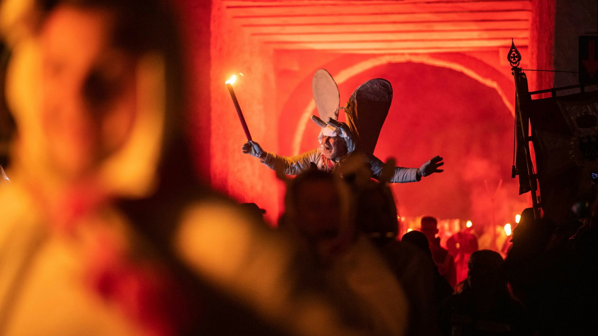 Das Bild zeigt den Geisterzug in Blankenheim. Der Obergeist reitet gerade durch ein Stadttor.