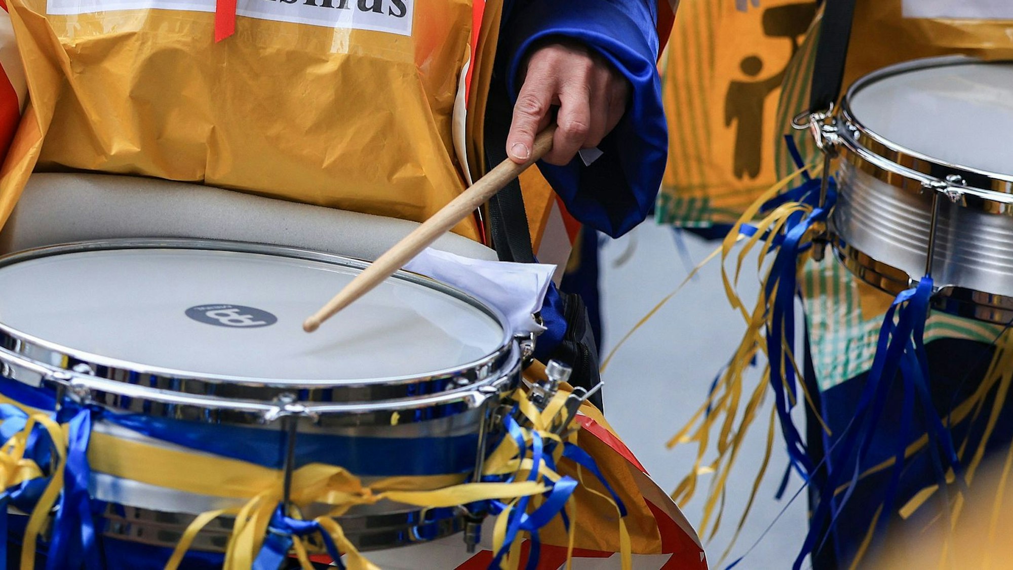 Zu sehen sind zwei mit bunten Bändern geschmückte Trommeln.