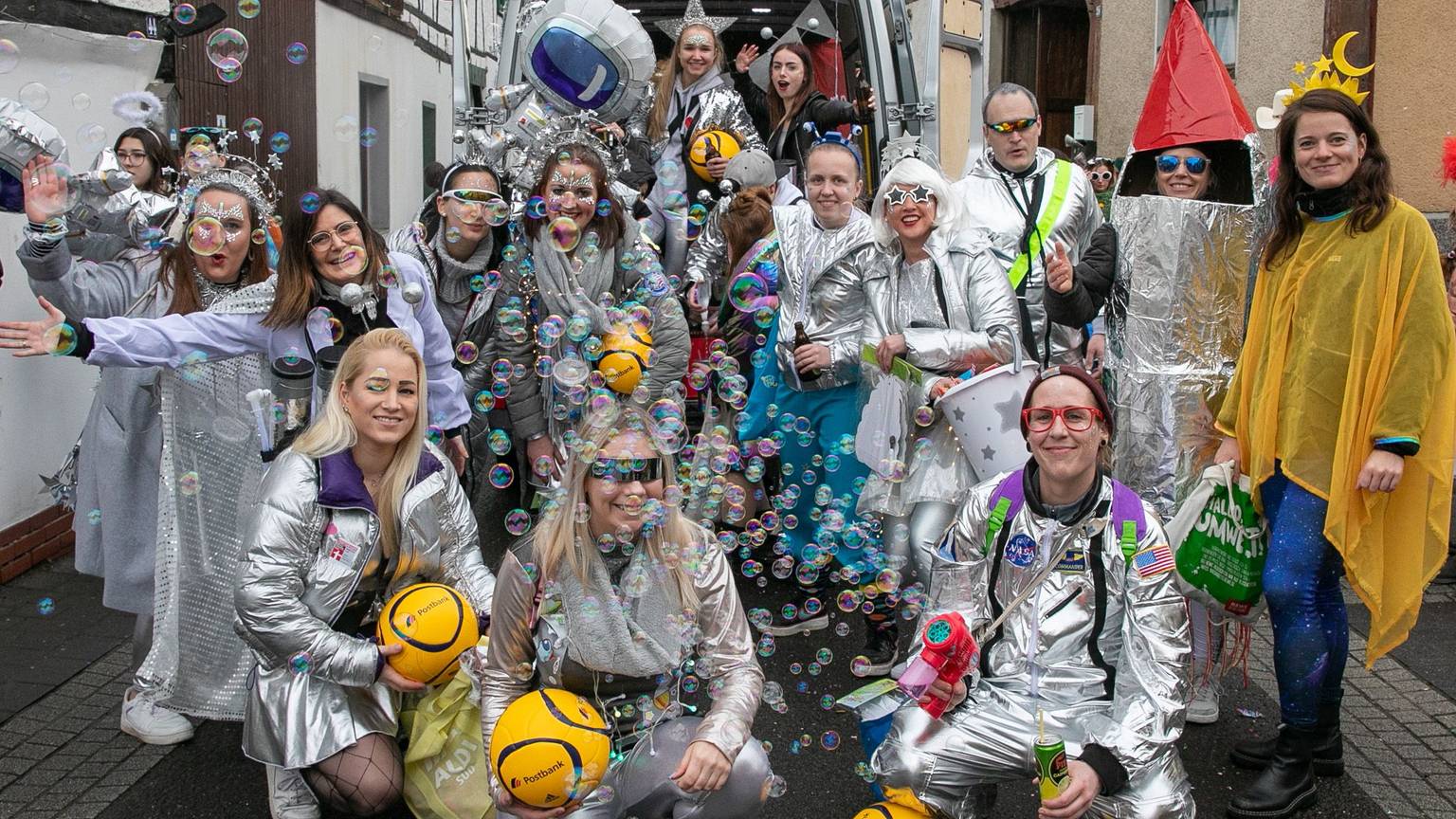 Die Damenmannschaft des FC Pech will dieses Jahr hoch hinaus: Als Astronauten in den Sternenhimmel.