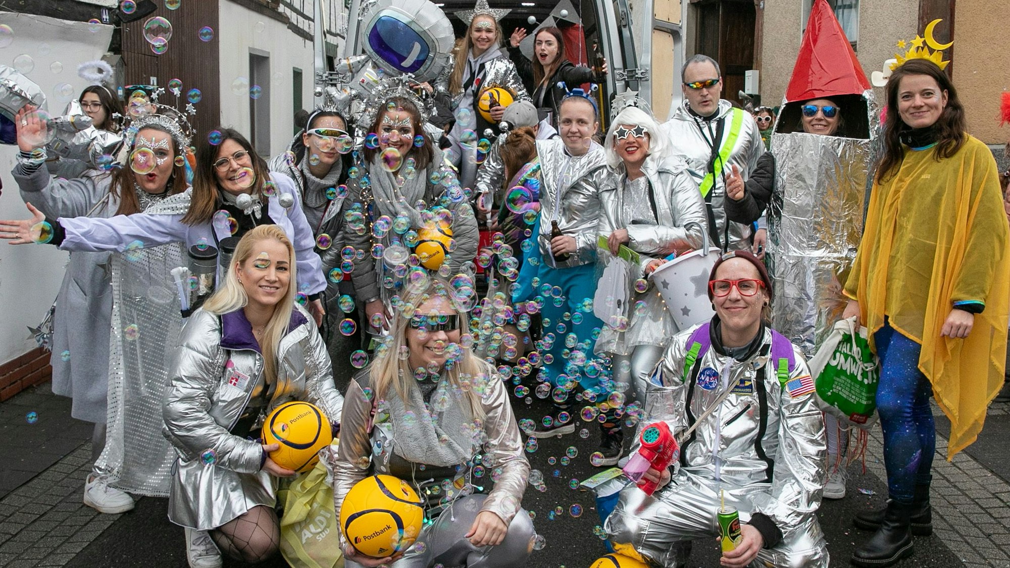 Die Damenmannschaft des FC Pech will dieses Jahr hoch hinaus: Als Astronauten in den Sternenhimmel.