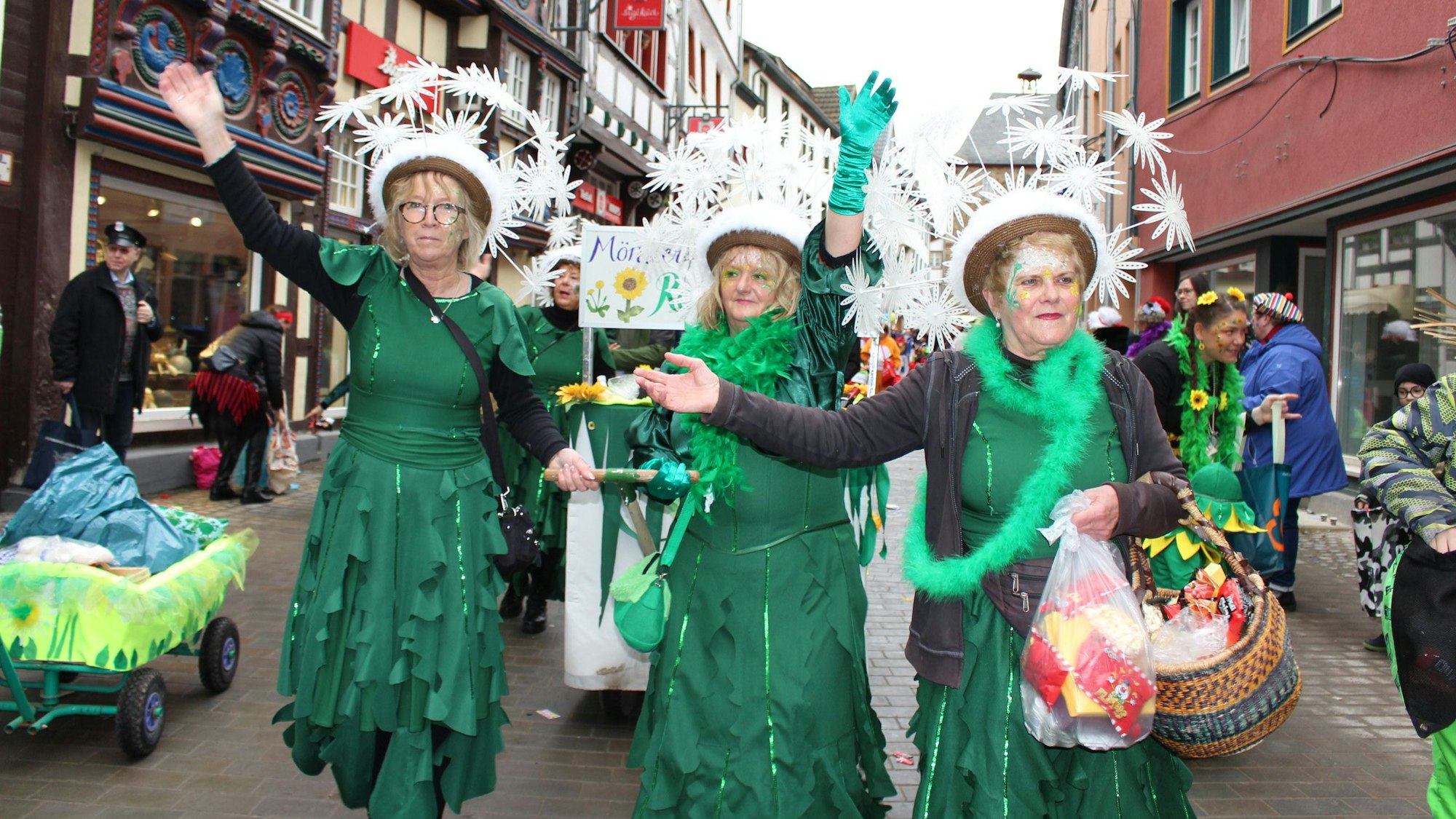 Mönster blöht wedder op: Die Roderter Frauen feierten das, was nach der Flutkatastrophe schon alles gelungen ist.
