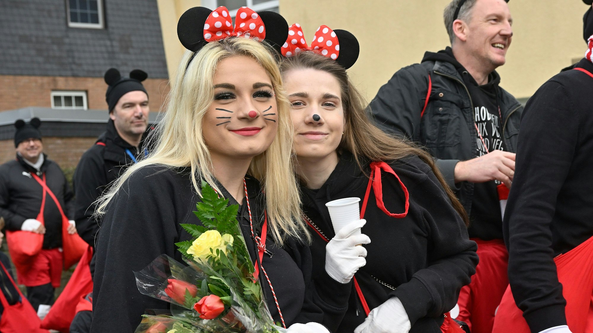 Zwei Frauen in Minnie-Maus-Kostümen.