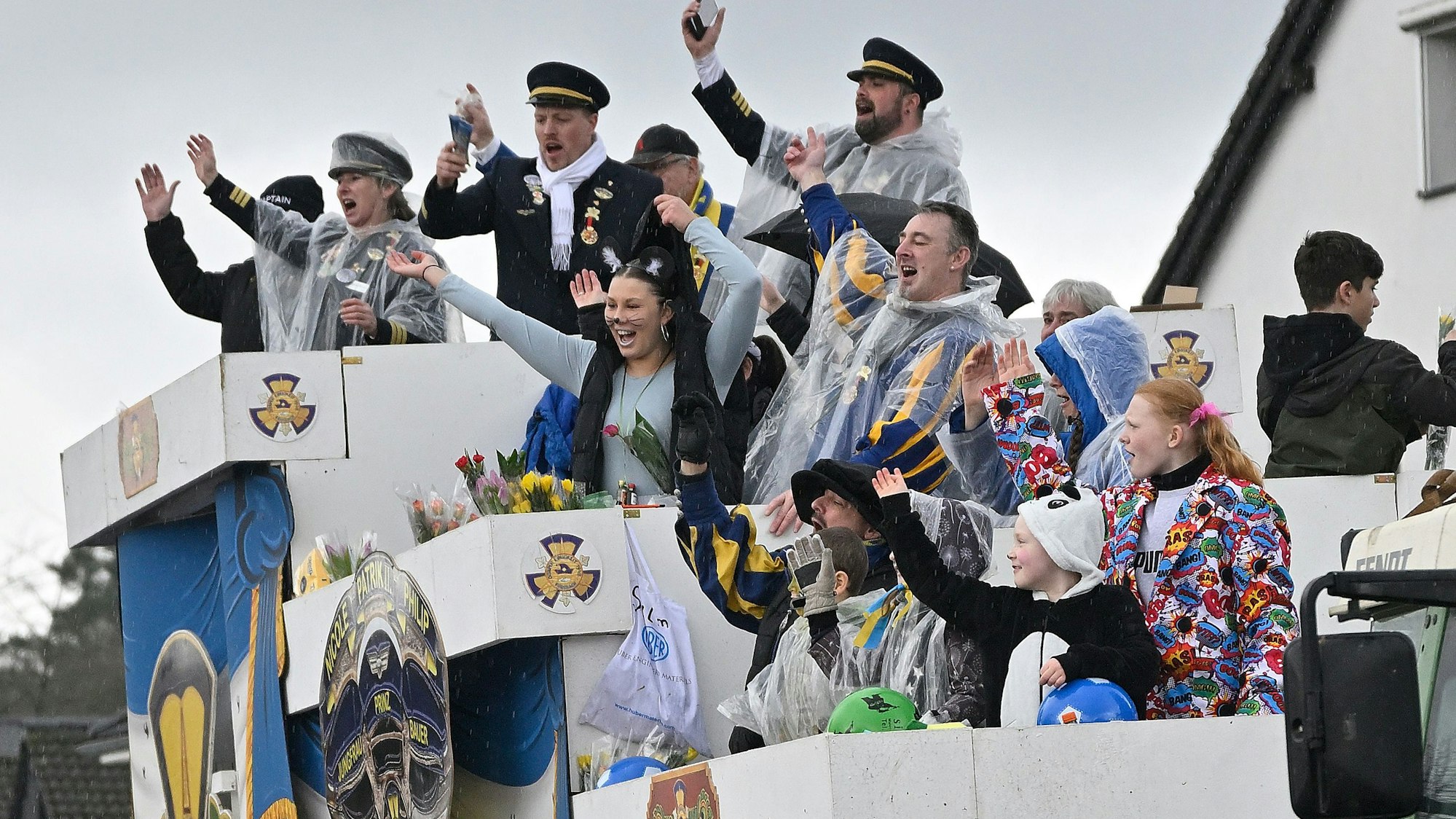 Jecke jubeln ausgelassen auf einem Wagen auf dem Zug in Rösrath-Forsbach.