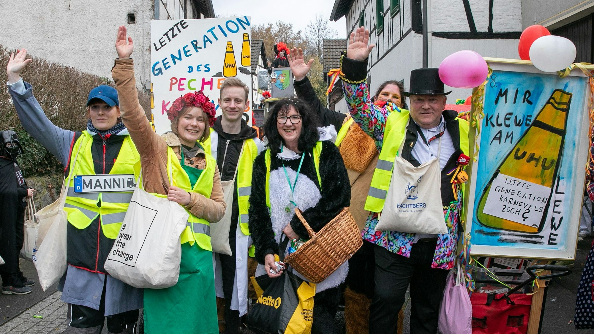 Die letzte Generation des Pecher Karnevals drohte, sich auf der Straße festzukleben, klebt aber eigentlich am Zug.