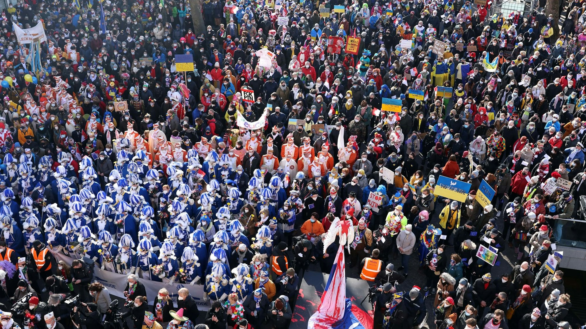 Vor einem Jahr wurde aus dem Rosenmontagszug in Köln eine Kundgebung für den Frieden (Archivbild)