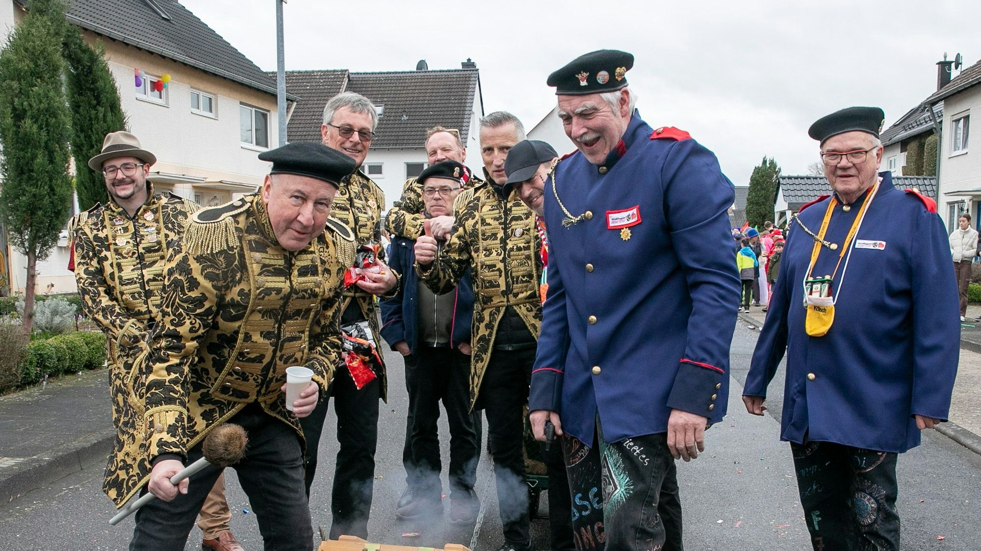 Die Kanoniere ließen es ordentlich krachen beim Karnevalszug in Morenhoven.