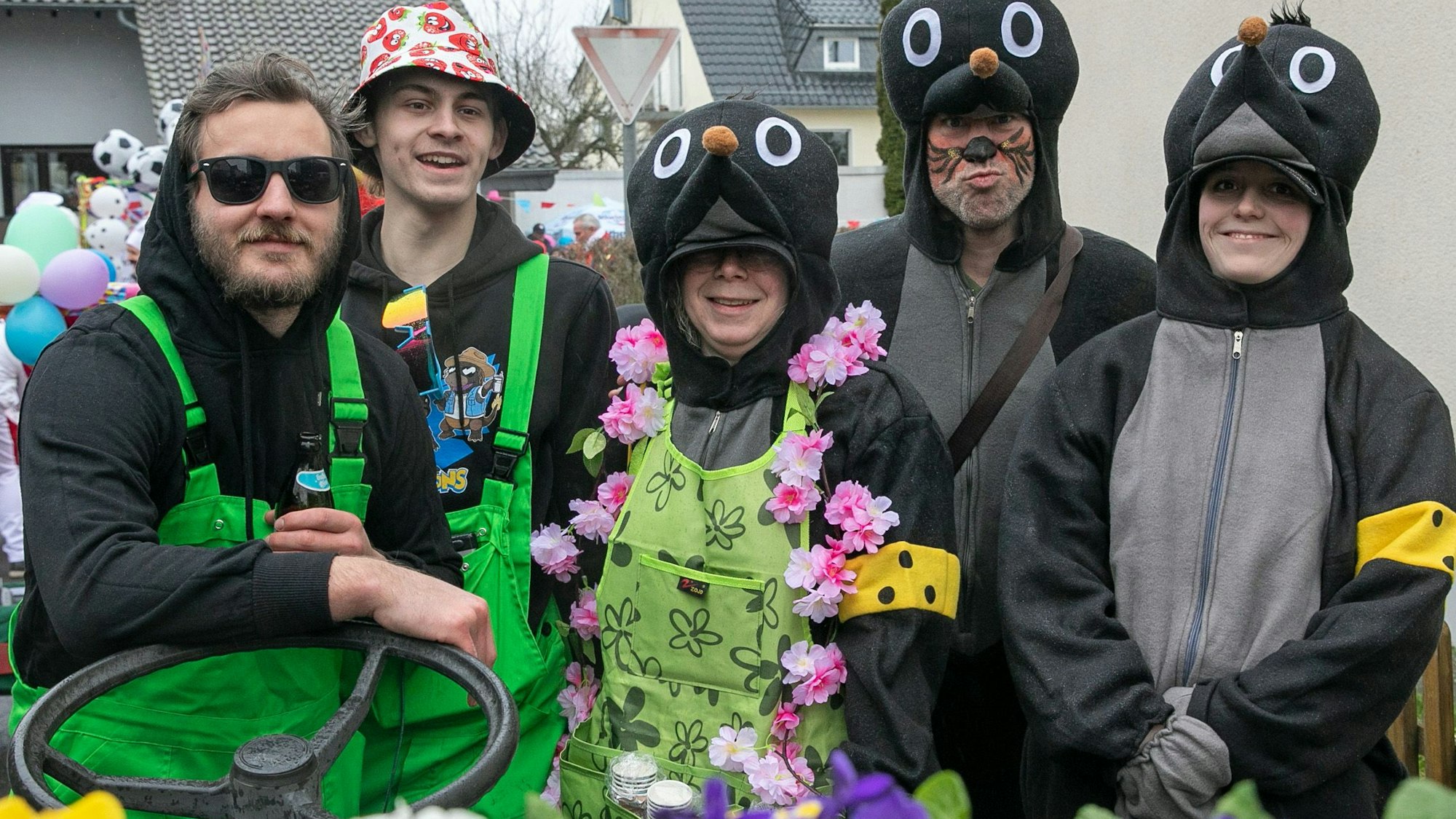 Maulwürfe und Gärtner vertrugen sich prima beim Karnevalszug in Todenfeld.