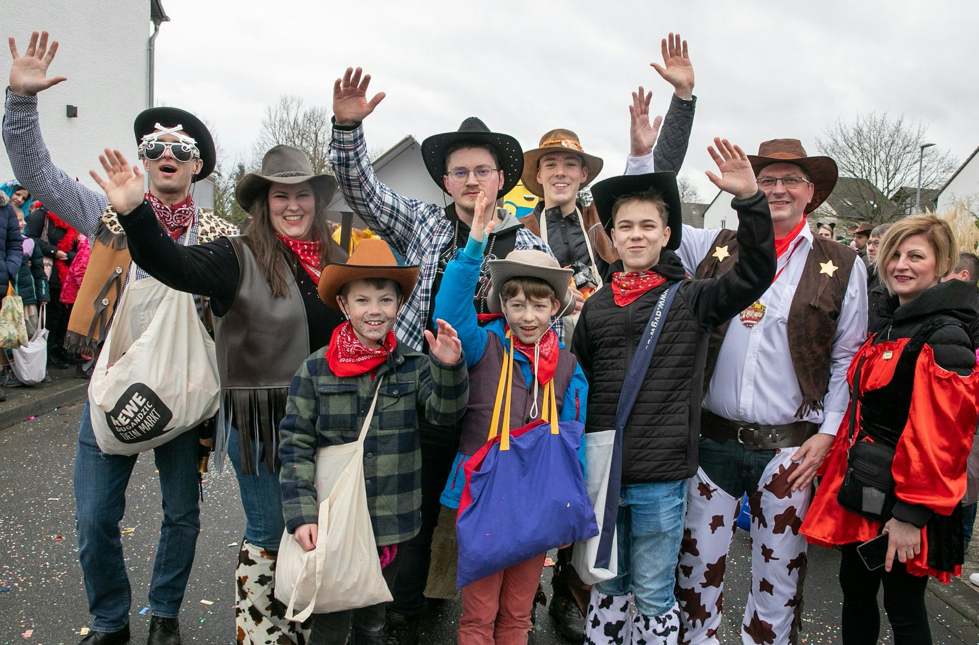Aus dem Wilden Westen direkt in den Karnevalszug von Morenhoven hatte es die katholische Jugend verschlagen.