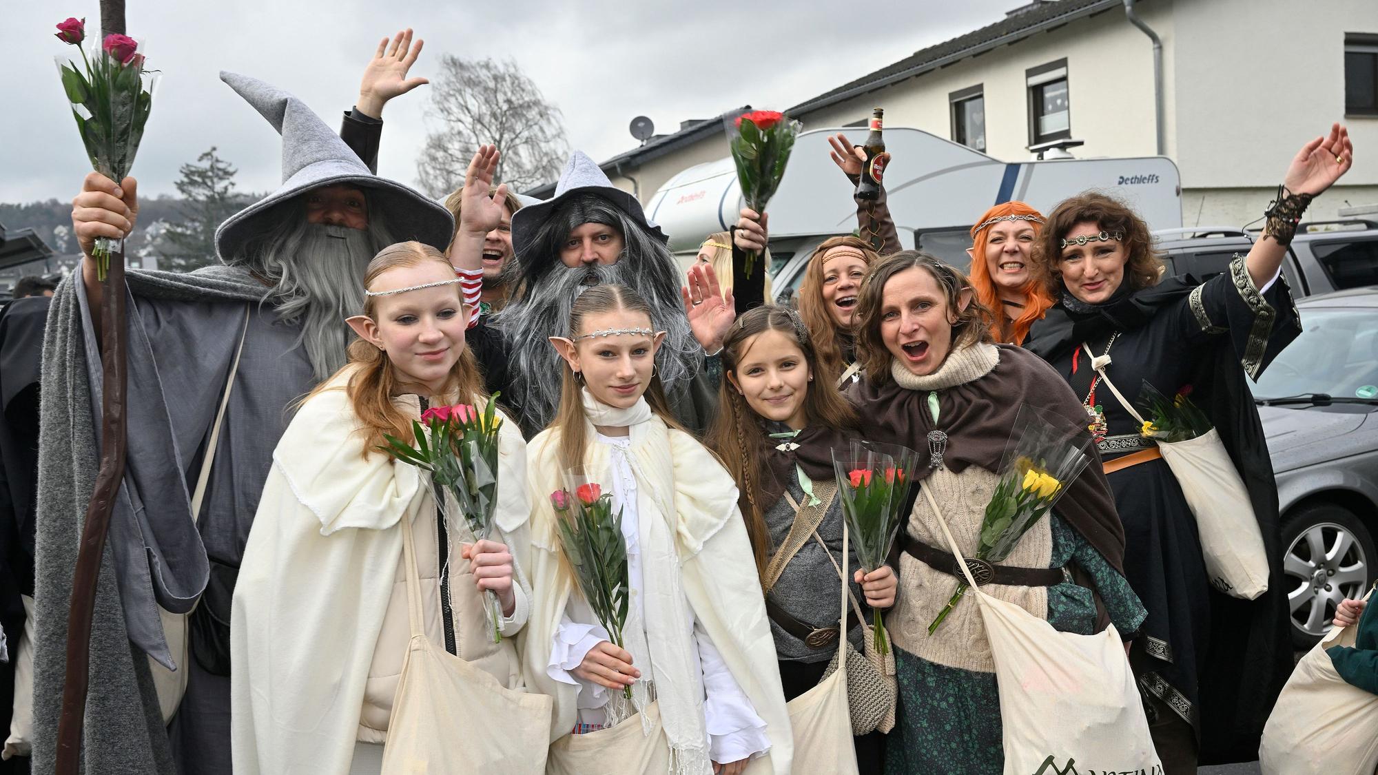 Eine Gruppe steckt in Kostümen aus Der Herr der Ringe.