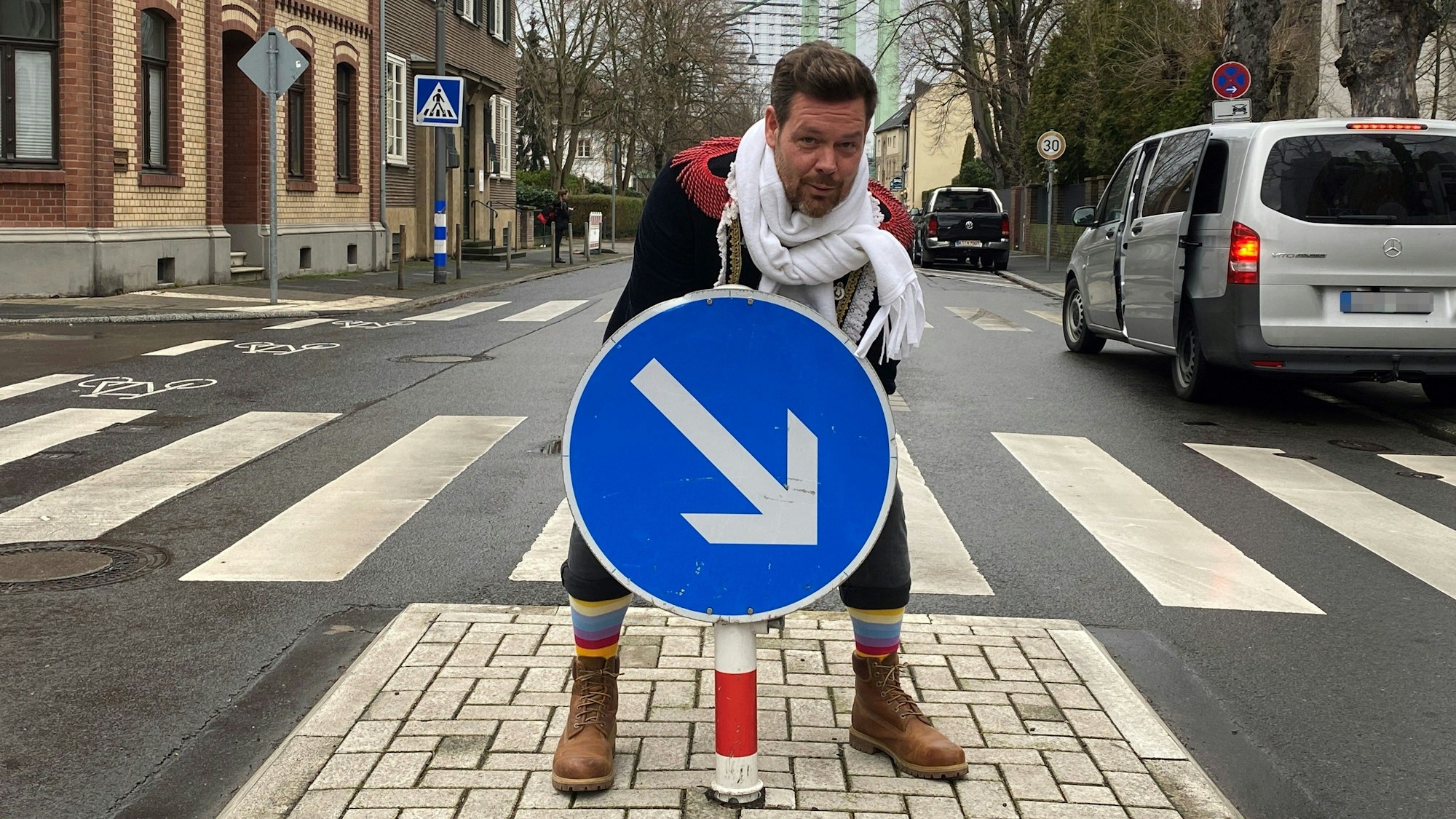 Simon Schwieren muss das Schild auf der Hauptstraße entfernen.