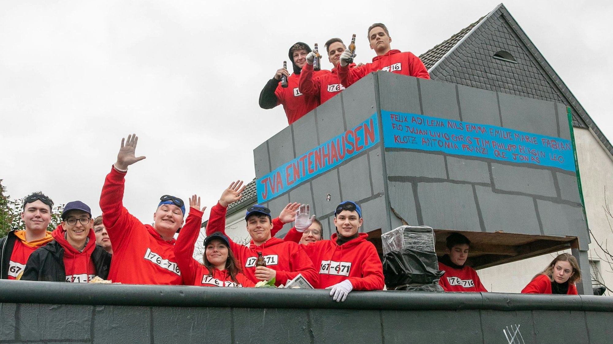 Die Panzerknacker bevölkerten das Gefängnis von Entenhausen beim Karnevalszug in Fritzdorf.