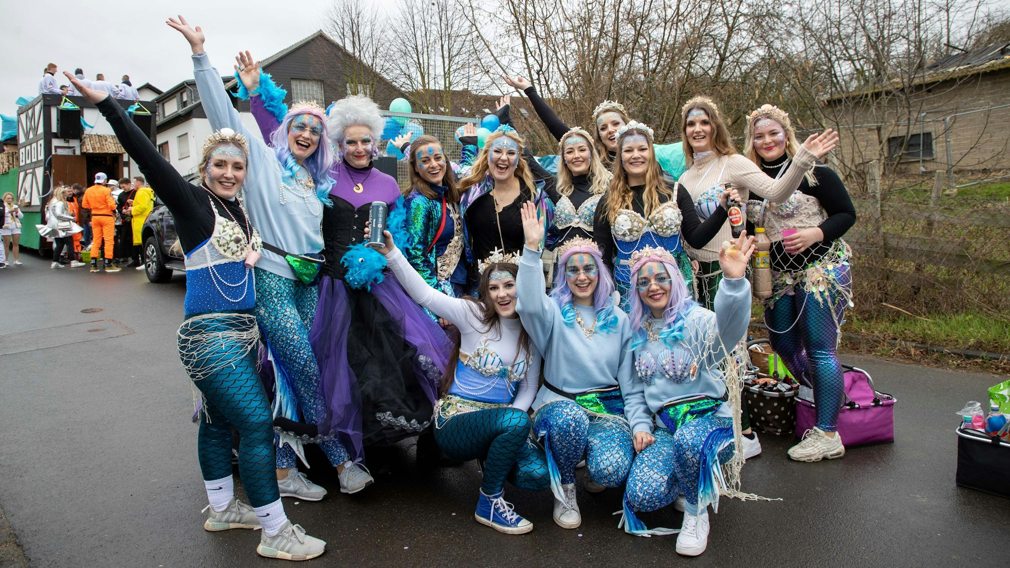 Die Vorgebirgsmädels sind im Kinderzug von Bornheim-Waldorf als Meerjungfrauen unterwegs