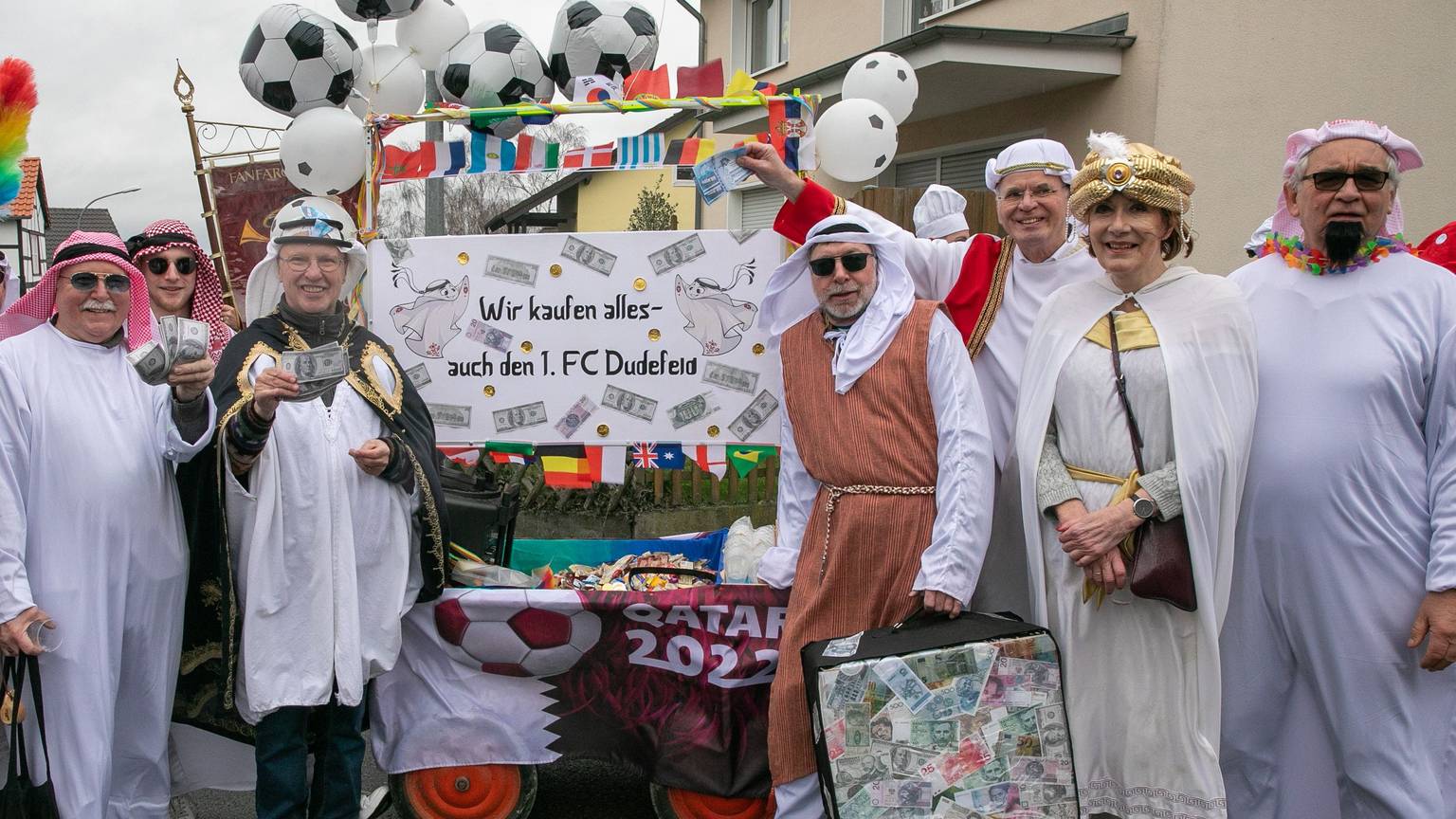 „Wir kaufen alles - auch den 1. FC Dudefeld“ versprachen die Scheichs vom Kegelclub HuHolz beim Karnevalszug in Todenfeld.