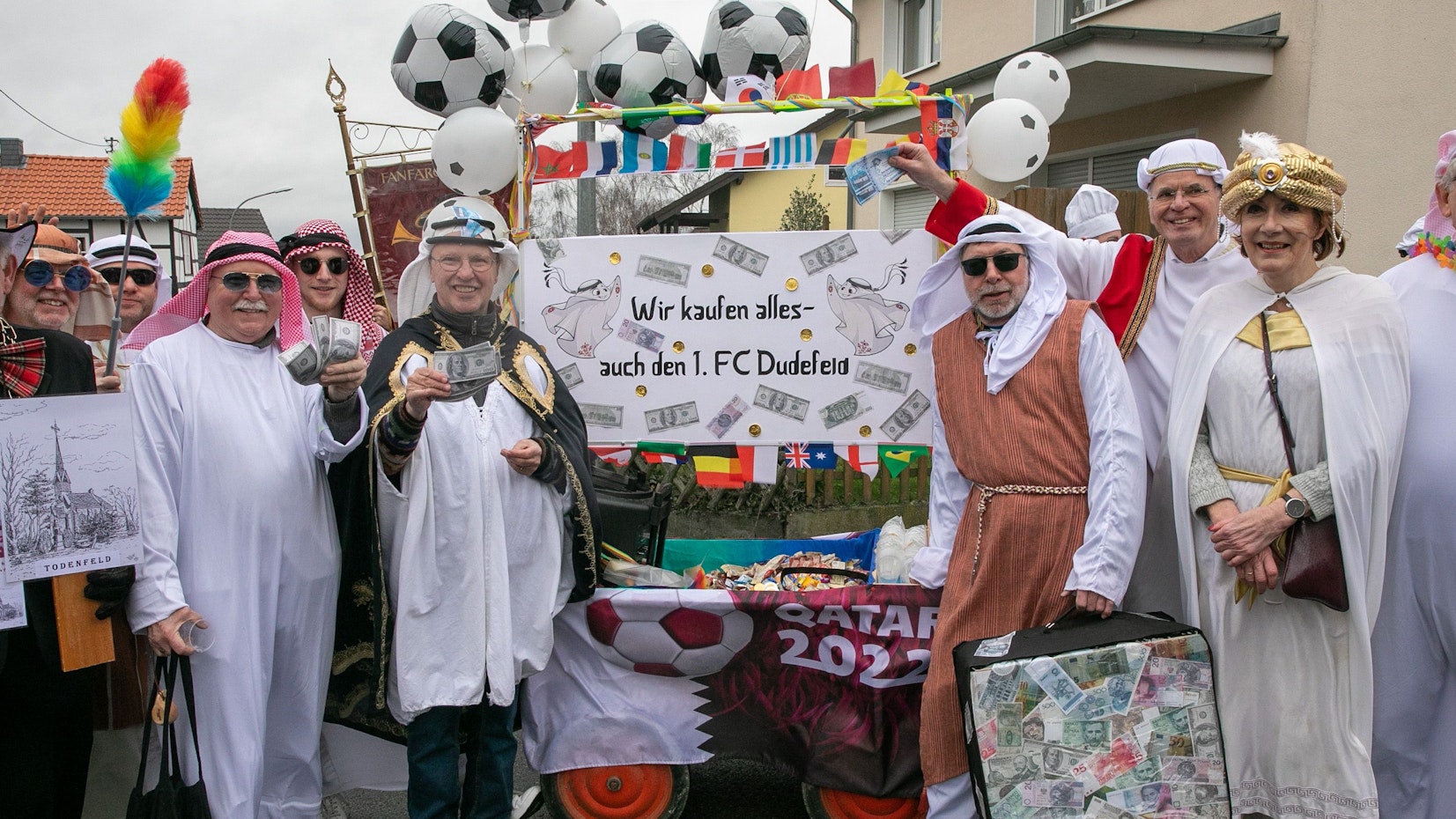 „Wir kaufen alles - auch den 1. FC Dudefeld“ versprachen die Scheichs vom Kegelclub HuHolz beim Karnevalszug in Todenfeld.
