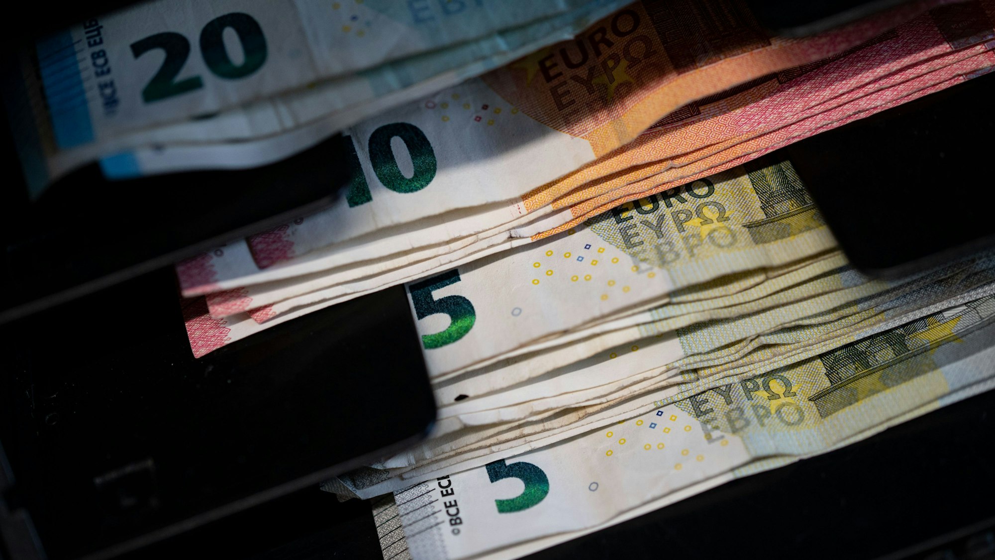 Es sind mehrere Geldscheine zu sehen.