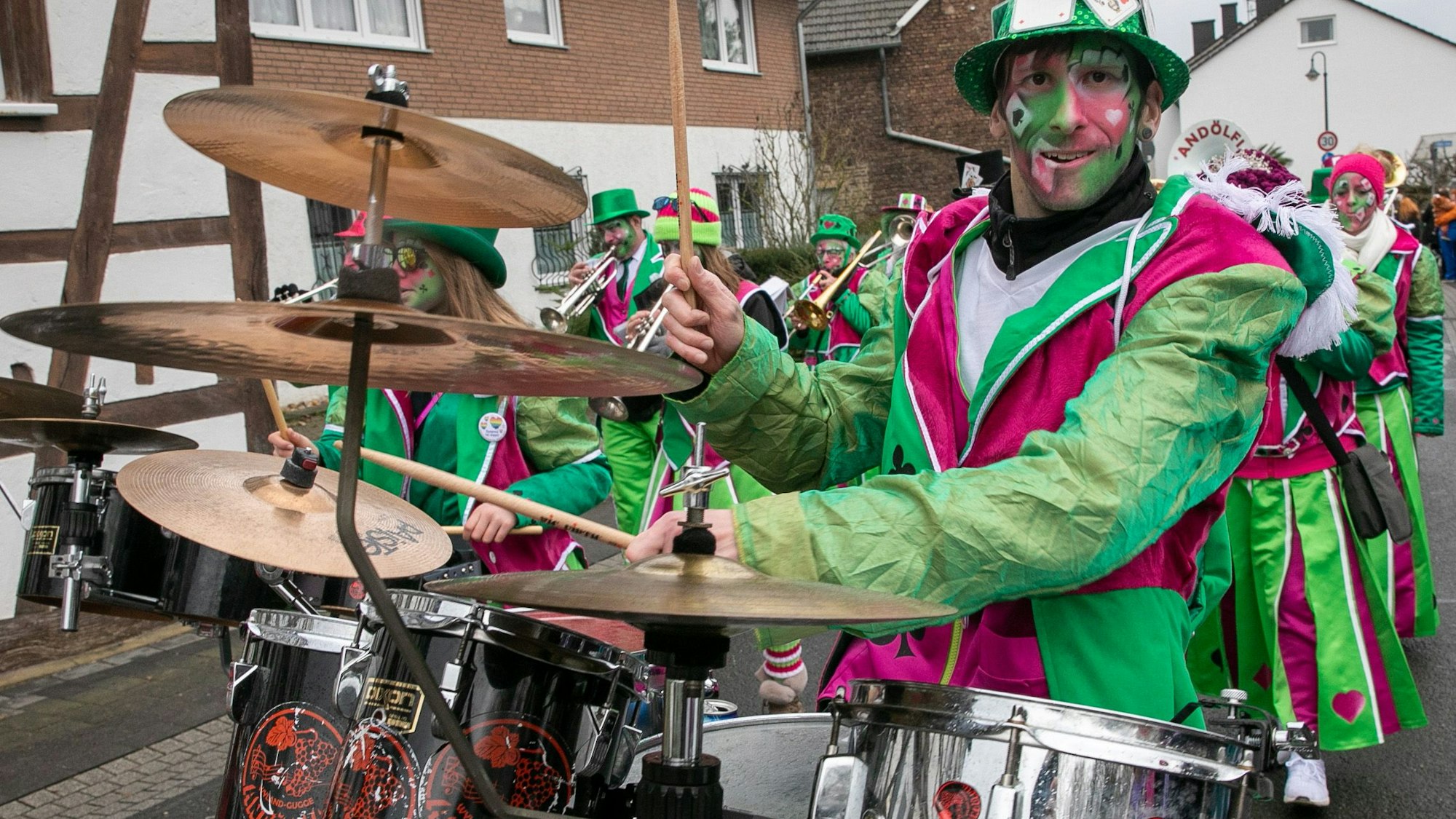 Wie in jedem Pecher Karnevalszug war auch diesmal die „Wyland-Gugge Andölfia“ aus Andelfingen an der Spitze der Bewegung.