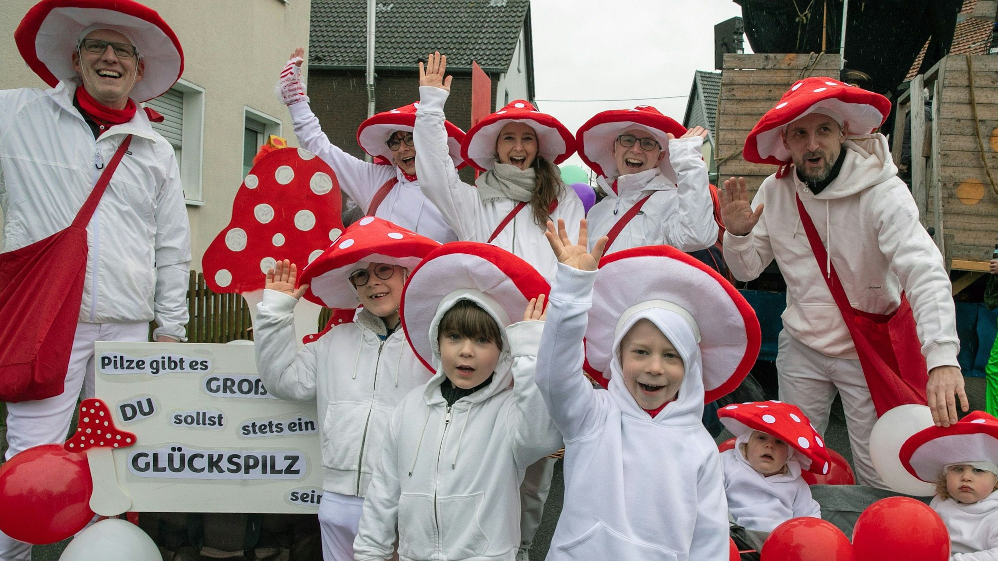 Diese Glückspilze sorgten für gute Laune beim Karnevalszug in Todenfeld.