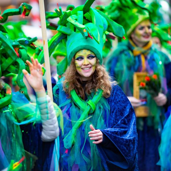 Markenzeichen der Schull- un Veedelszöch sind die originellen Kostüme, die von den Vereinen aufwändig gestaltet werden, um möglichst als originellste Gruppe im Rosenmontagszug mitgehen zu dürfen.