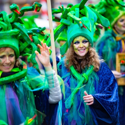 Markenzeichen der Schull- un Veedelszöch sind die originellen Kostüme, die von den Vereinen aufwändig gestaltet werden, um möglichst als originellste Gruppe im Rosenmontagszug mitgehen zu dürfen.