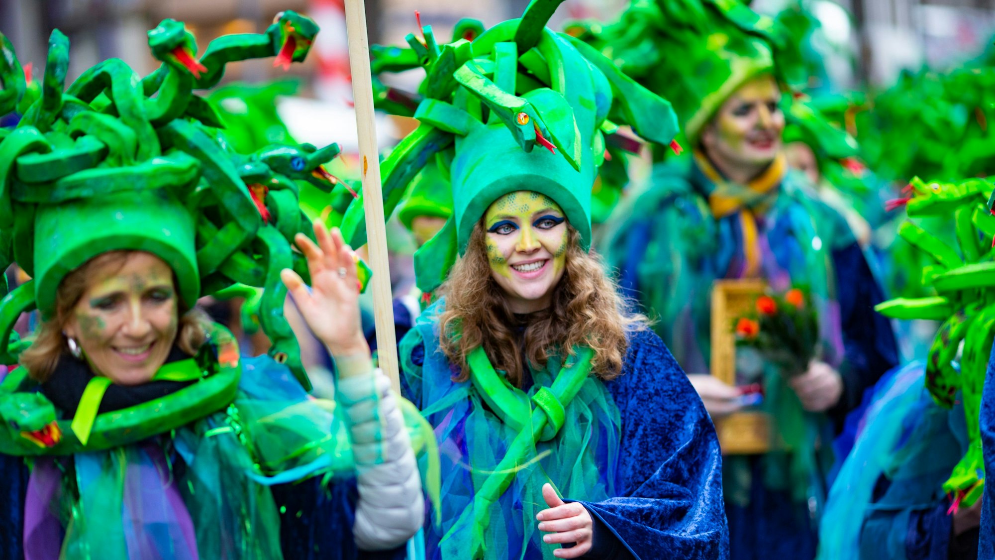 Markenzeichen der Schull- un Veedelszöch sind die originellen Kostüme, die von den Vereinen aufwändig gestaltet werden, um möglichst als originellste Gruppe im Rosenmontagszug mitgehen zu dürfen.
