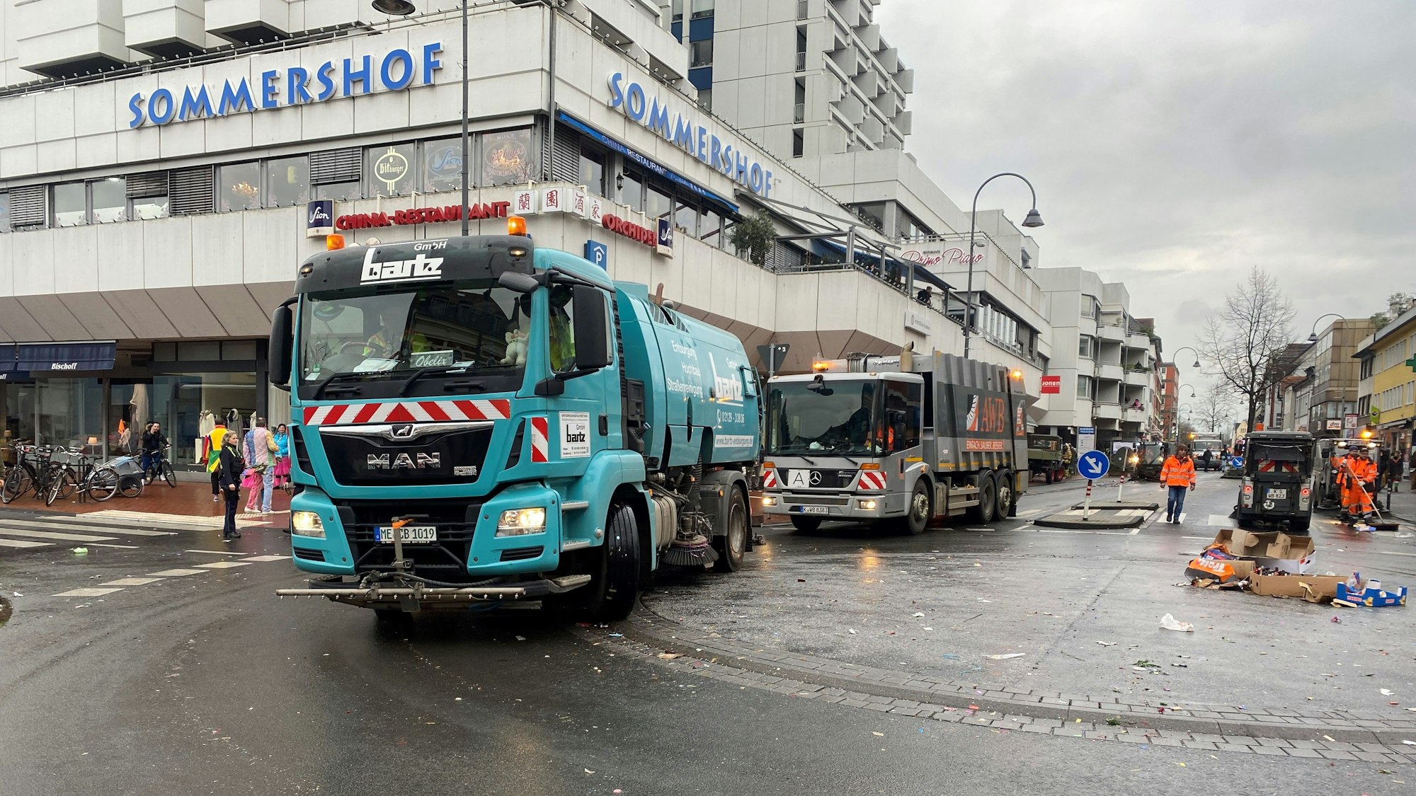 Kehrmaschinen reinigen nach dem Zug die Straße.
