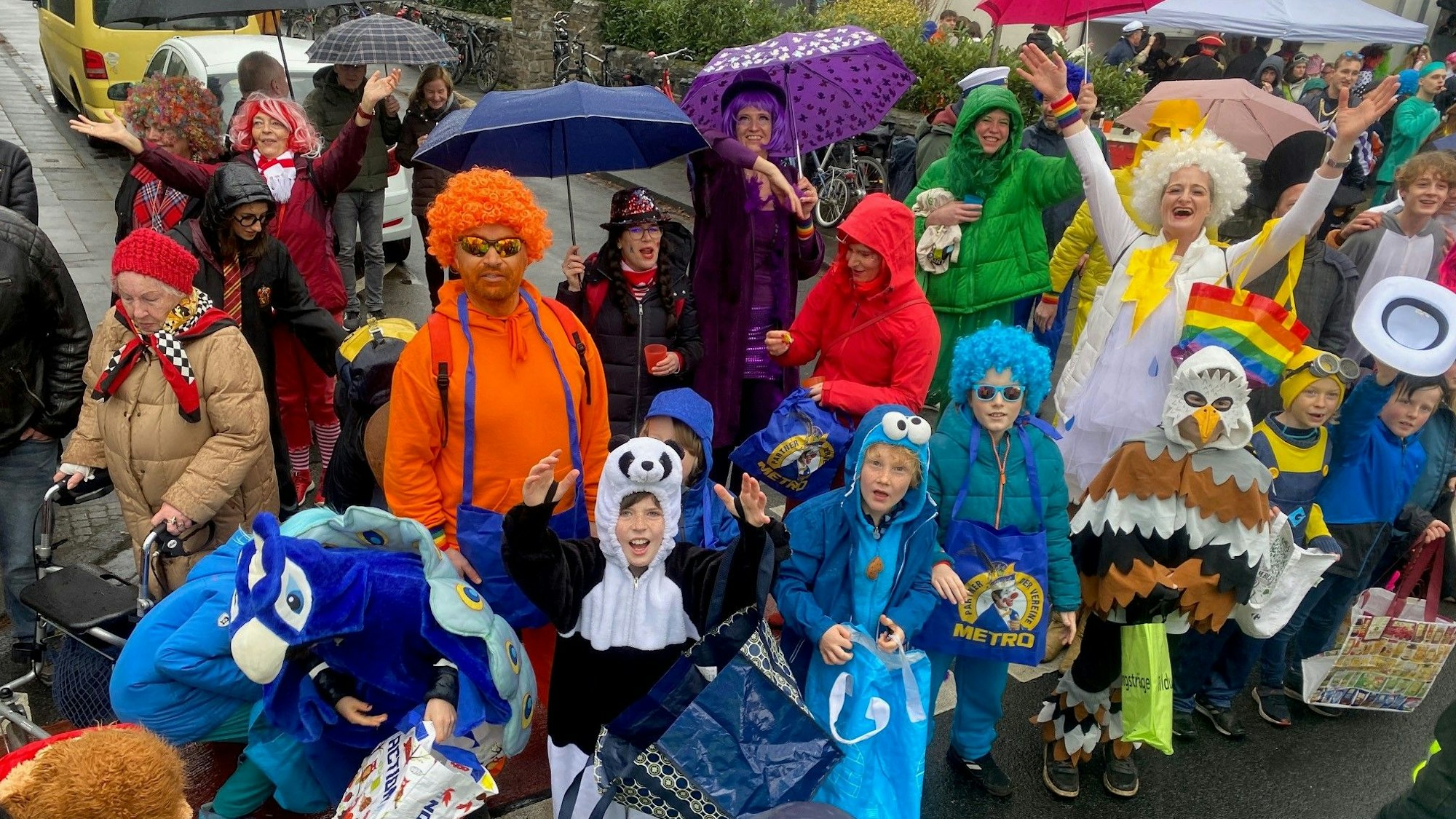 Das jecke Volk fordert Kamelle vom Zugleiter, der auf Wagen 1 mitfährt.