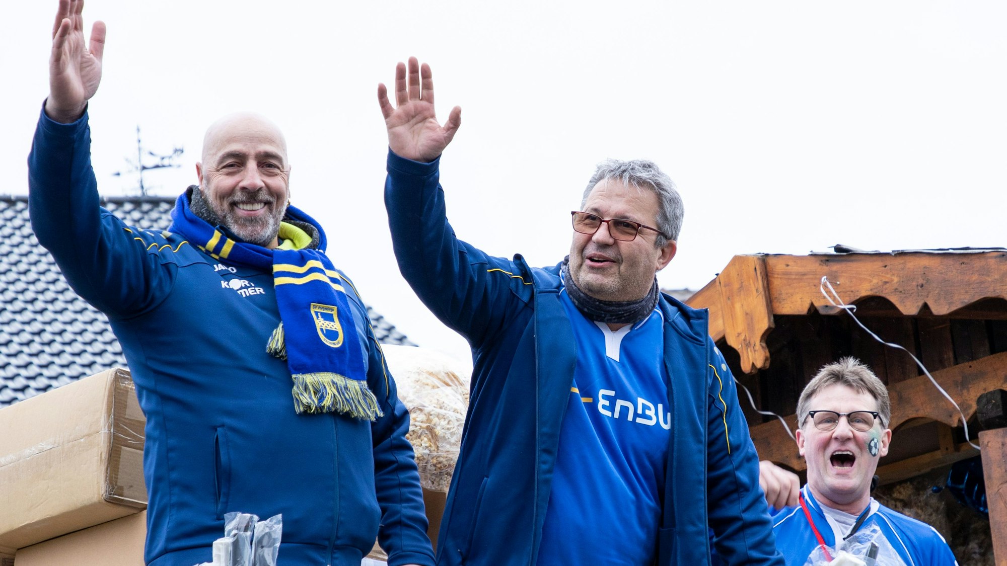 Mit Schal des SV Vorgebirge hoch oben auf dem Karnevalswagen.