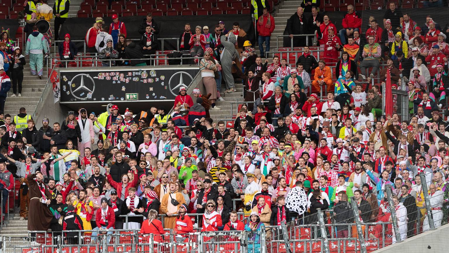 Fans des 1. FC Köln beim Spiel gegen den VfB Stuttgart. Im Stuttgarter Stadion blieben zahlreiche Plätze leer, auch weil einige Busse aus Köln wegen einer Polizeikontrolle wieder umdrehten.