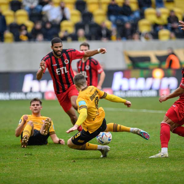 Dresdens Dennis Borkowski trifft zum 1:1, die Viktoria-Verteidiger können das Gegentor nicht verhindern.