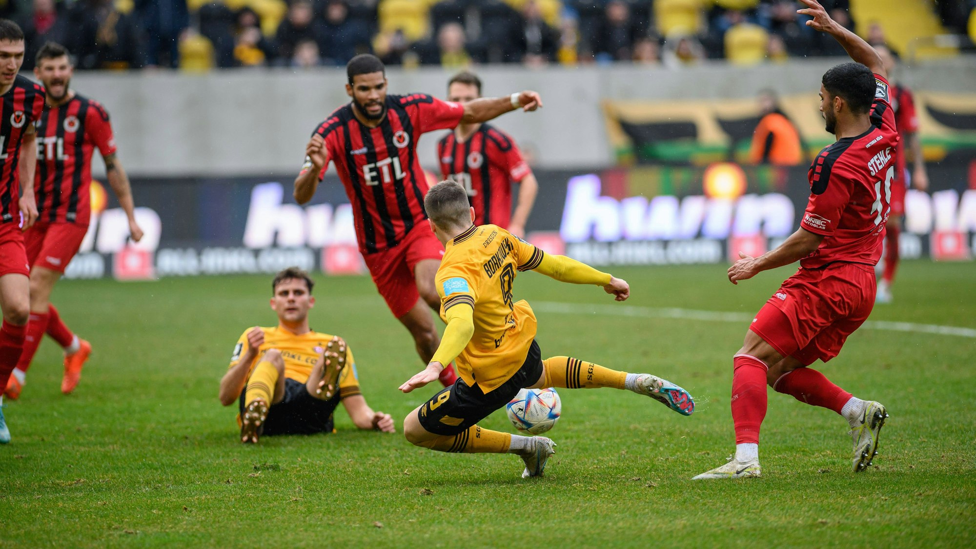 Dresdens Dennis Borkowski trifft zum 1:1, die Viktoria-Verteidiger können das Gegentor nicht verhindern.