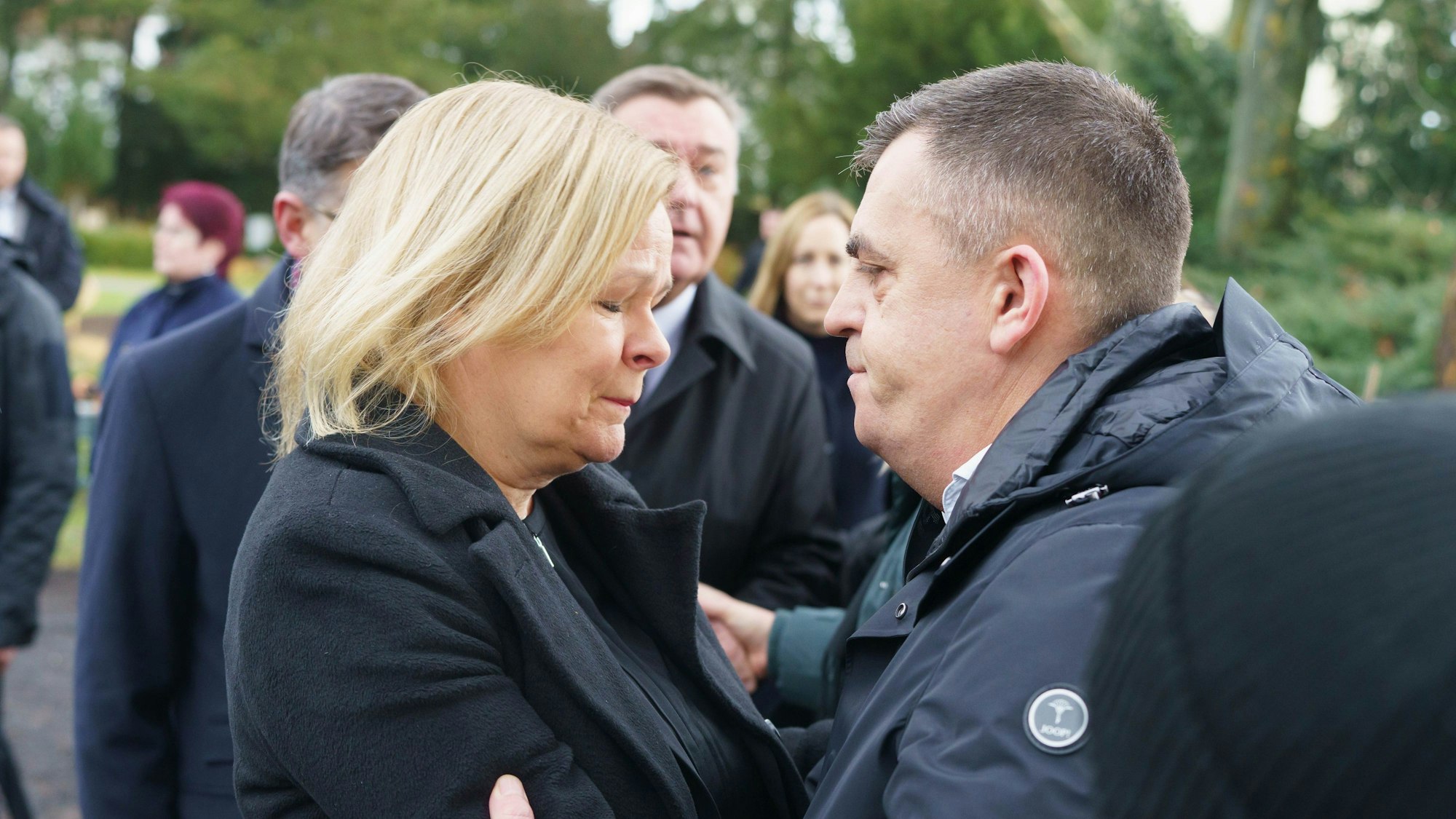 Nancy Faeser (SPD), Bundesinnenministerin, spricht auf dem Hanauer Hauptfriedhof mit Armin Kurtovic (r.), dem Vater eines der Opfer.