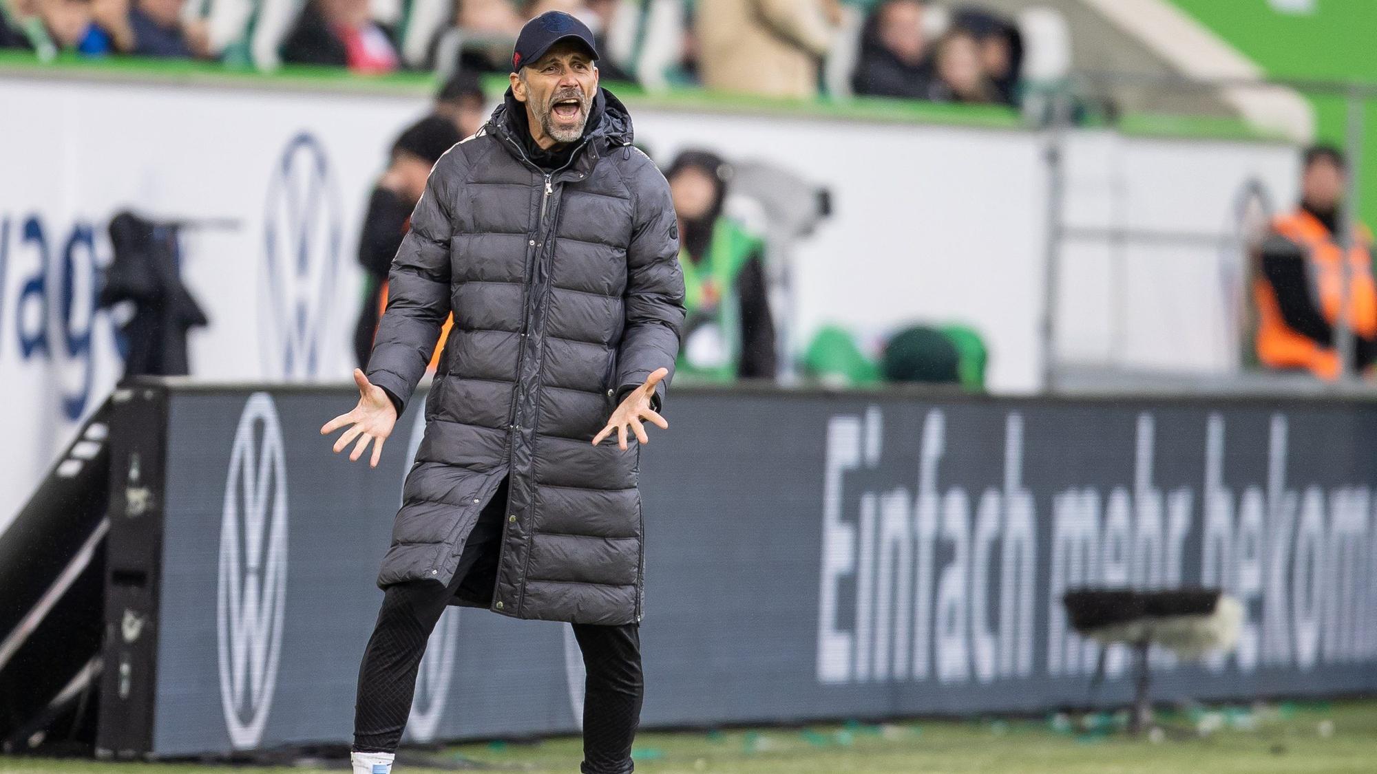 Trainer Marco Rose von RB Leipzig steht gestikulierend am Spielfeldrand.