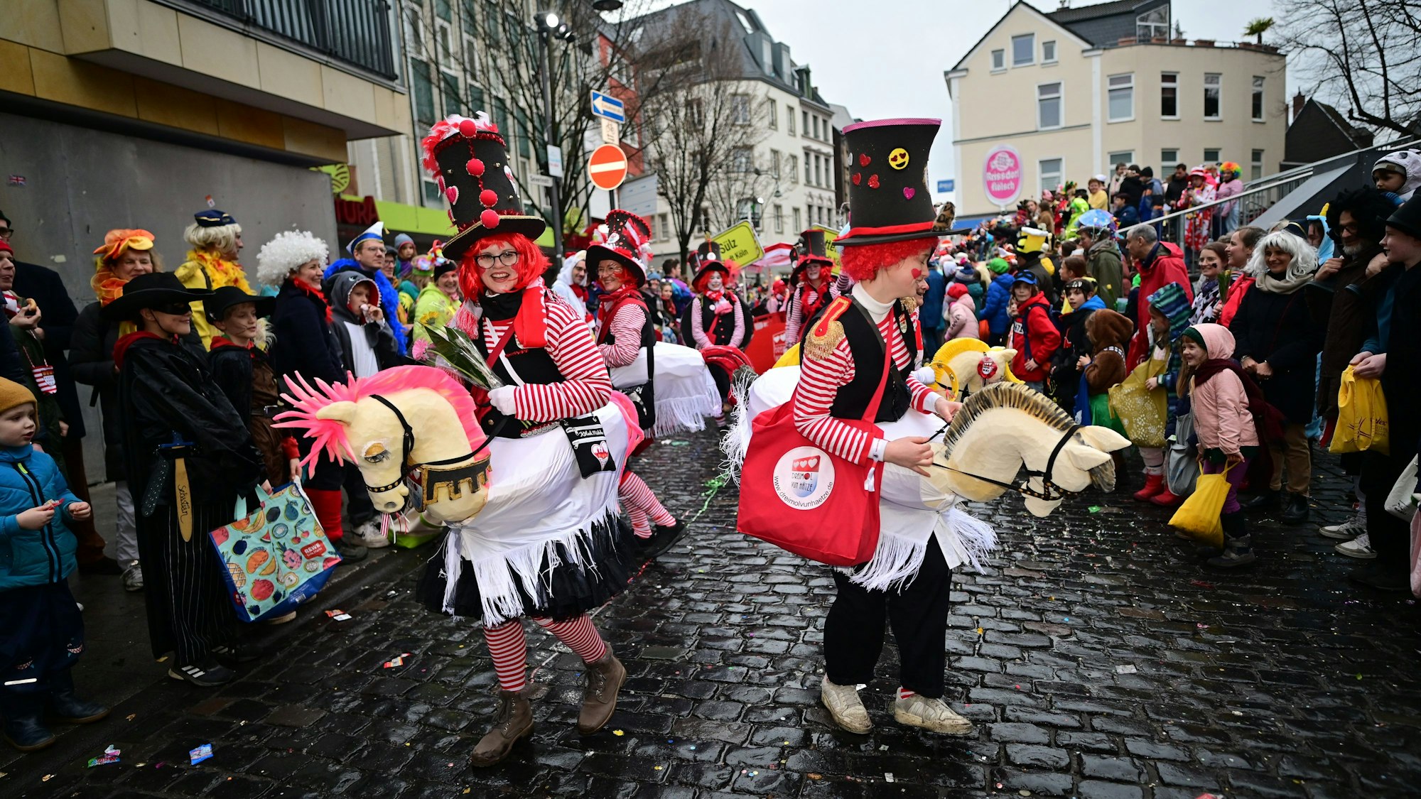 Die Schull- und Veedelzöch sorgten im TV für ungewöhnliche Bilder.