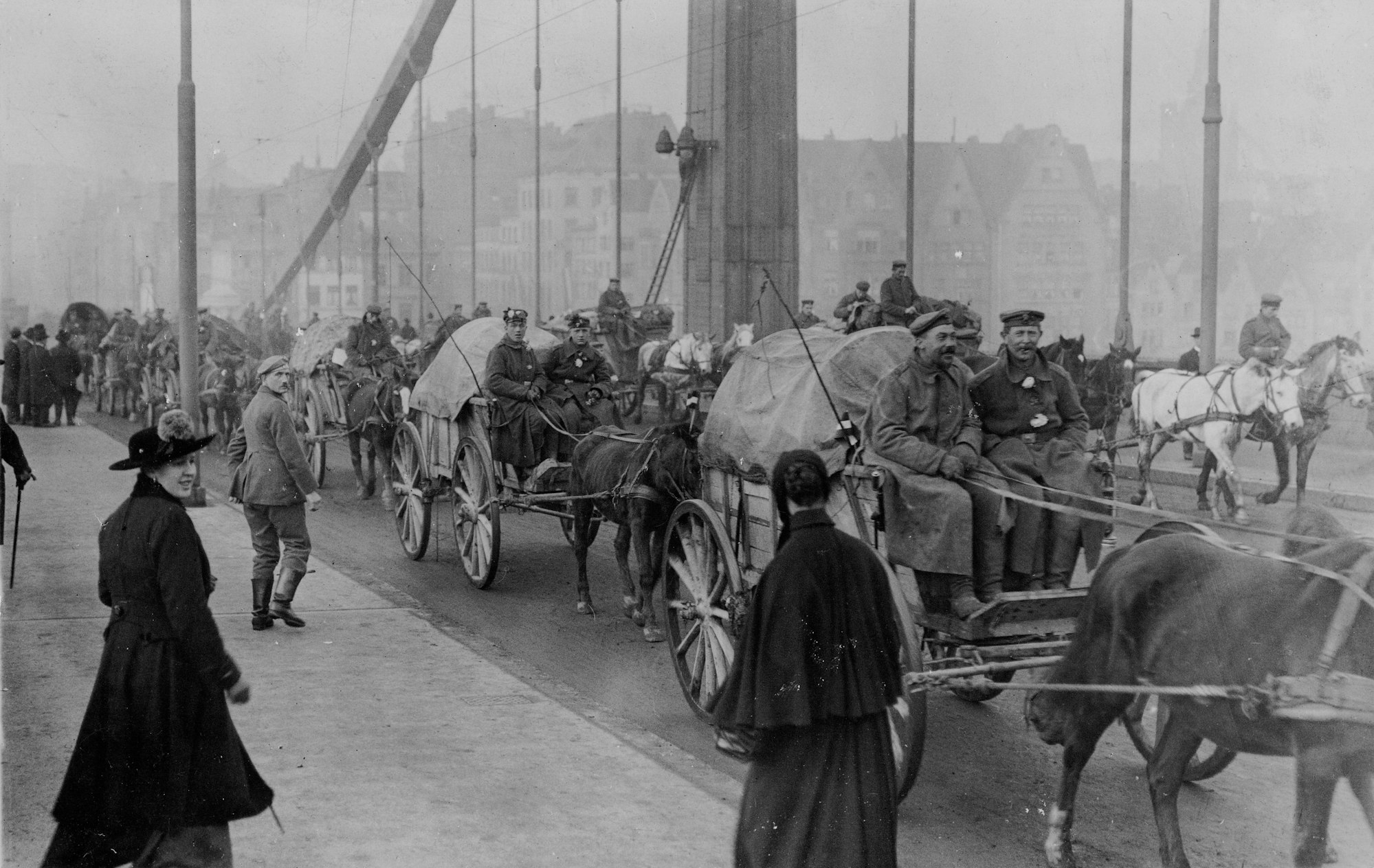 Die Männer kommen aus dem Krieg zurück nach Köln, es beginnen schwere Jahre.