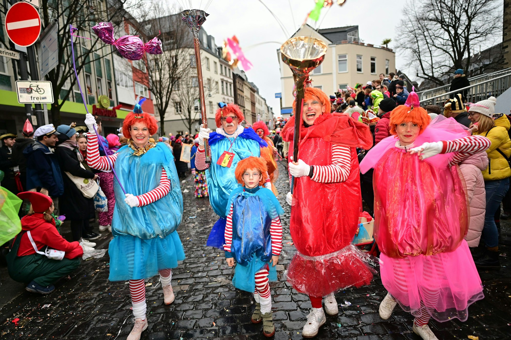 Bunte Kostüme und gute Laune gab es auf den Schull- un Veedelszöch