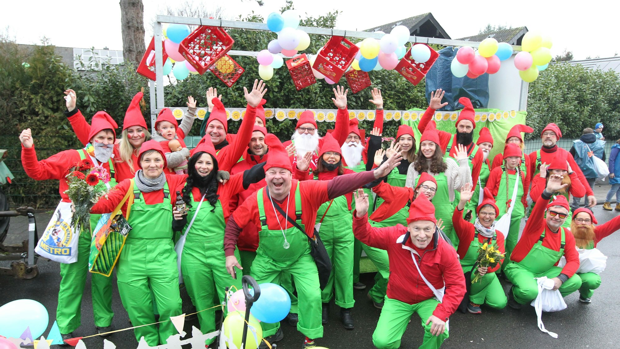 Eine Gruppe ist verkleidet als Zwerge auf dem Karnevalszug unterwegs.