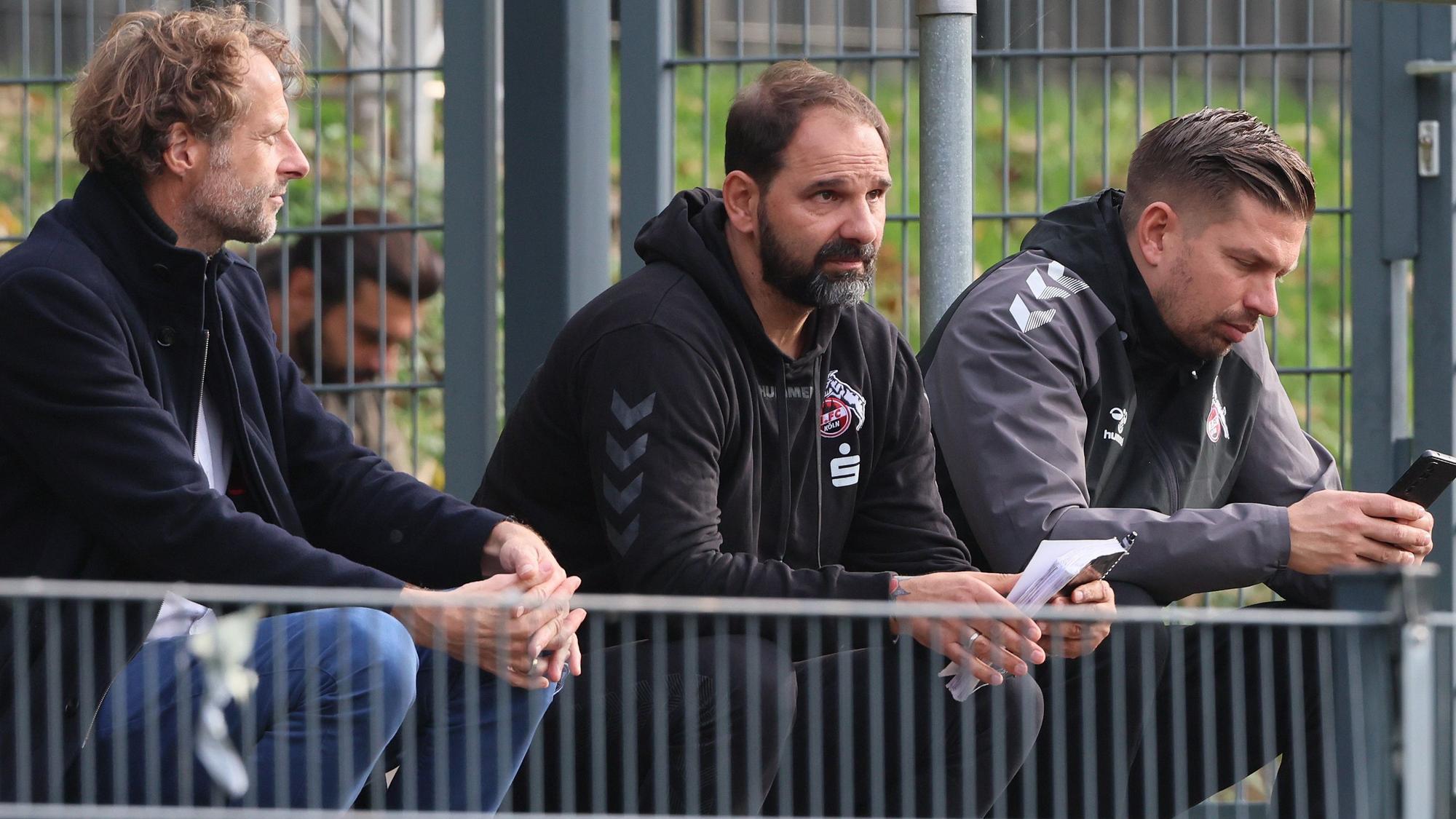 1.FC Köln U19 vs. Schalke04, A Junioren Bundesliga West, Mitte: der gesperrte Trainer Stefan Ruthenbeck (1.FC Köln) auf den Stehplätzen auf der Gegengeraden, 29.10.2022, Bild: Herbert Bucco