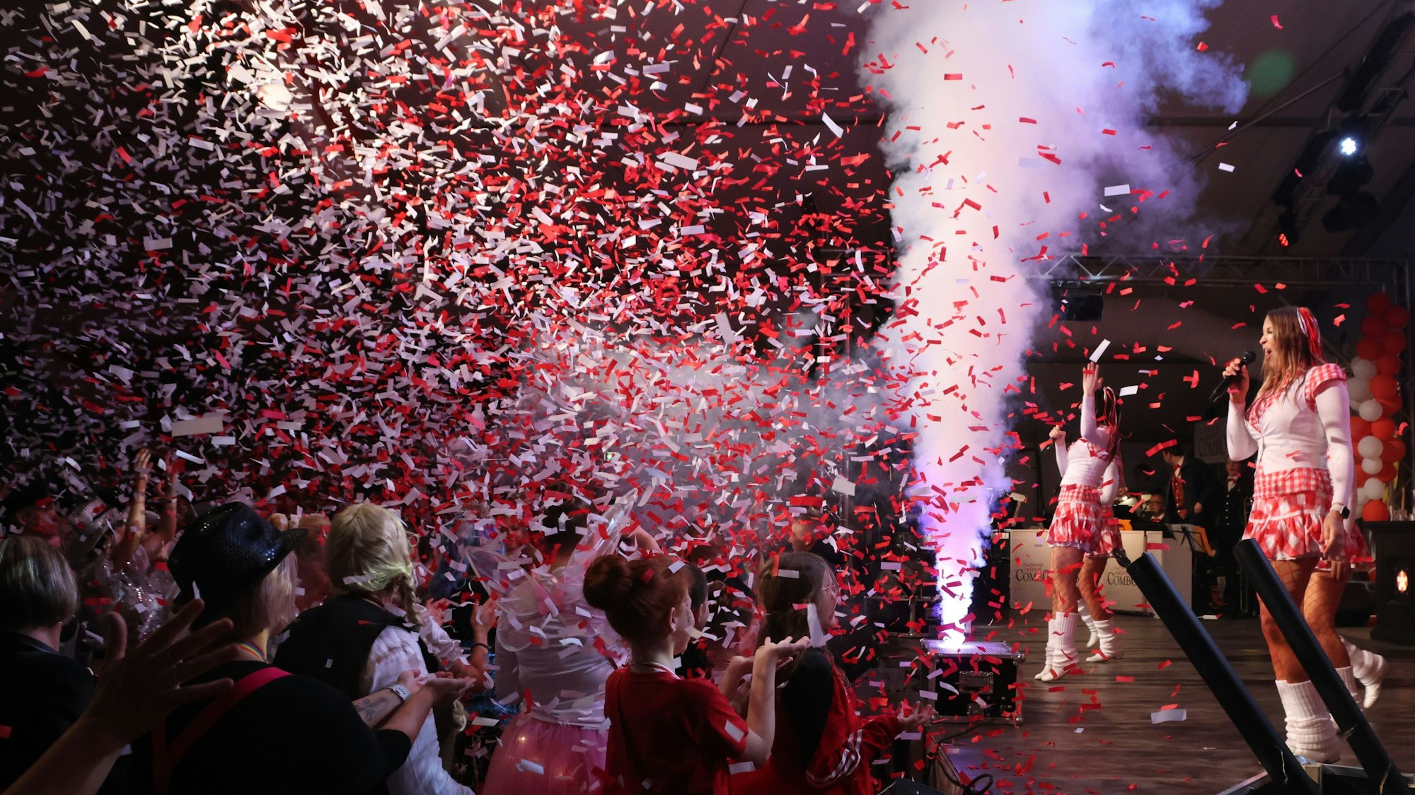 Sängerinnen der Funky Marys stehen mit Gästen im Konfettiregen.