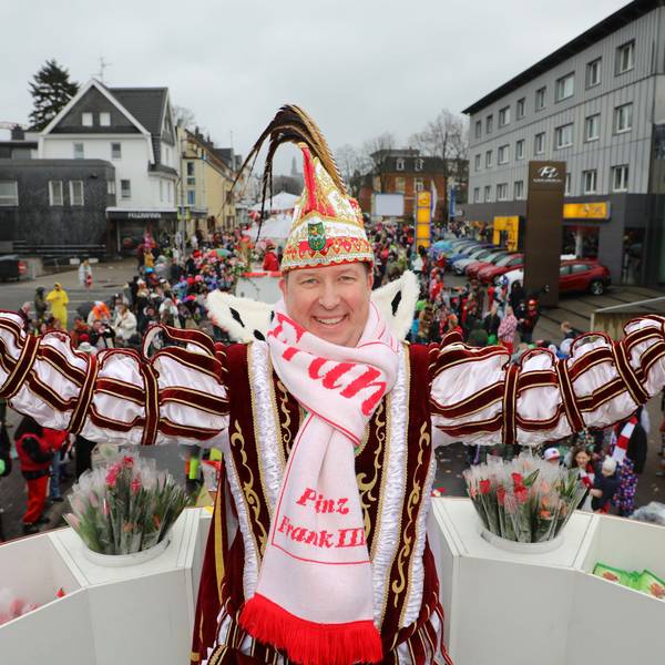 Im Vordergrund der Karnevalsprinz auf seinem Wagen, im Hintergrund die Bensberger.