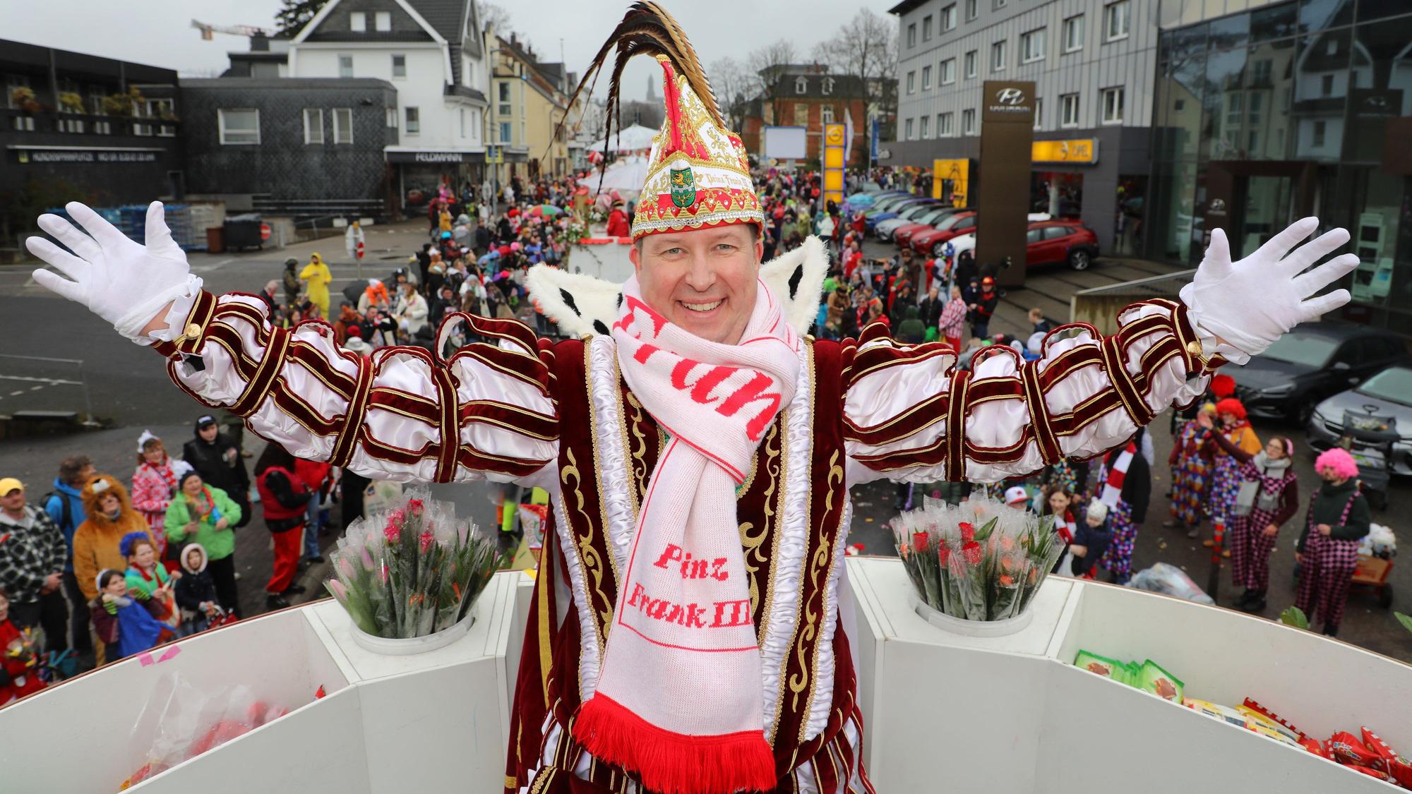 Im Vordergrund der Karnevalsprinz auf seinem Wagen, im Hintergrund die Bensberger.