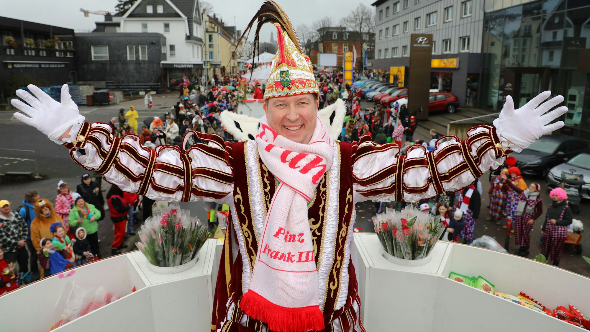 Im Vordergrund der Karnevalsprinz auf seinem Wagen, im Hintergrund die Bensberger.
