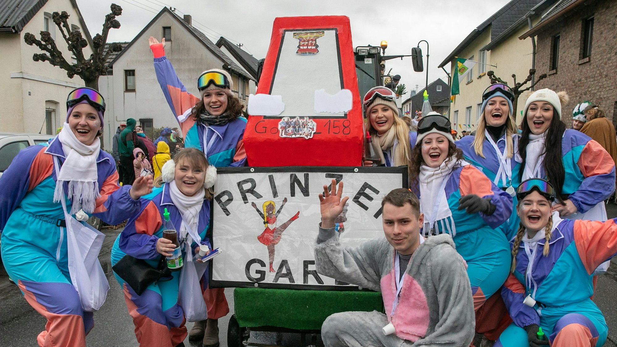 Die Prinzengarde ging beim Karnevalszug in Fritzdorfer auf Skitour.