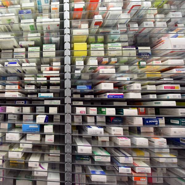 Medikamente liegen im Lager einer Apotheke.