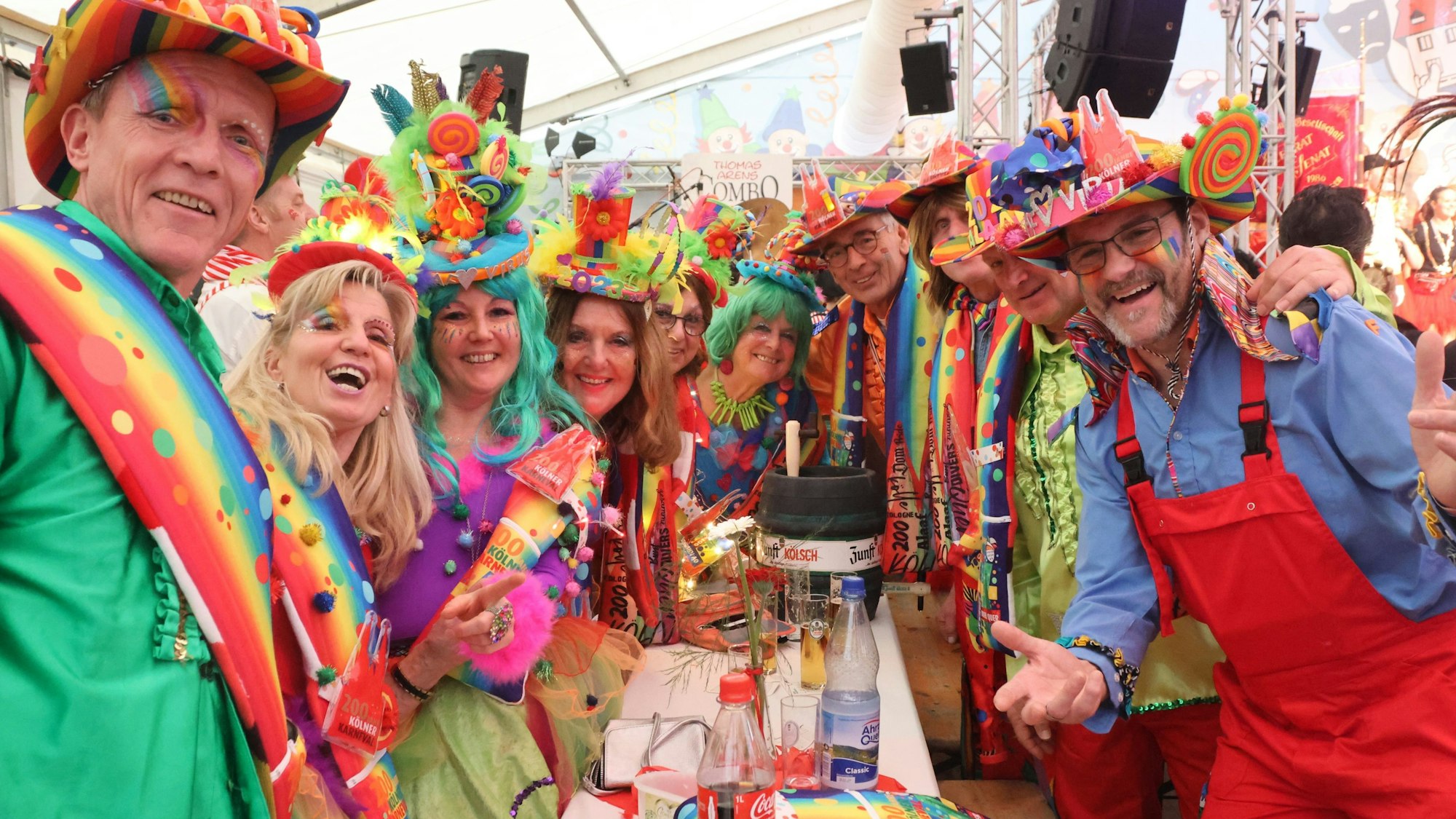 Eine Gruppe in kunterbunten Kostümen.